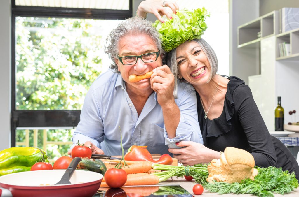 Älteres Paar hat Spaß beim gemeinsamen Kochen