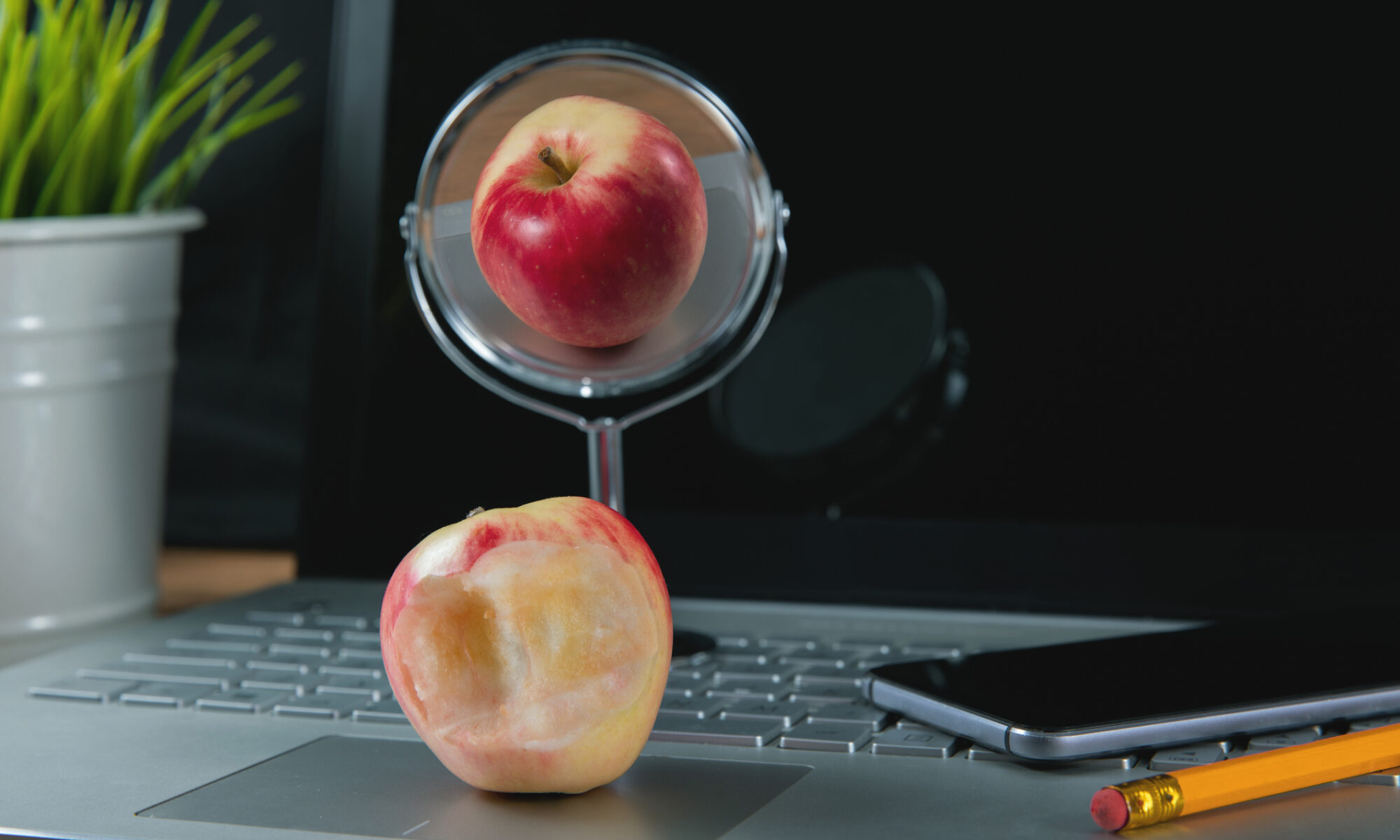 Angebissener Apfel sieht im Spiegel unversehrt aus