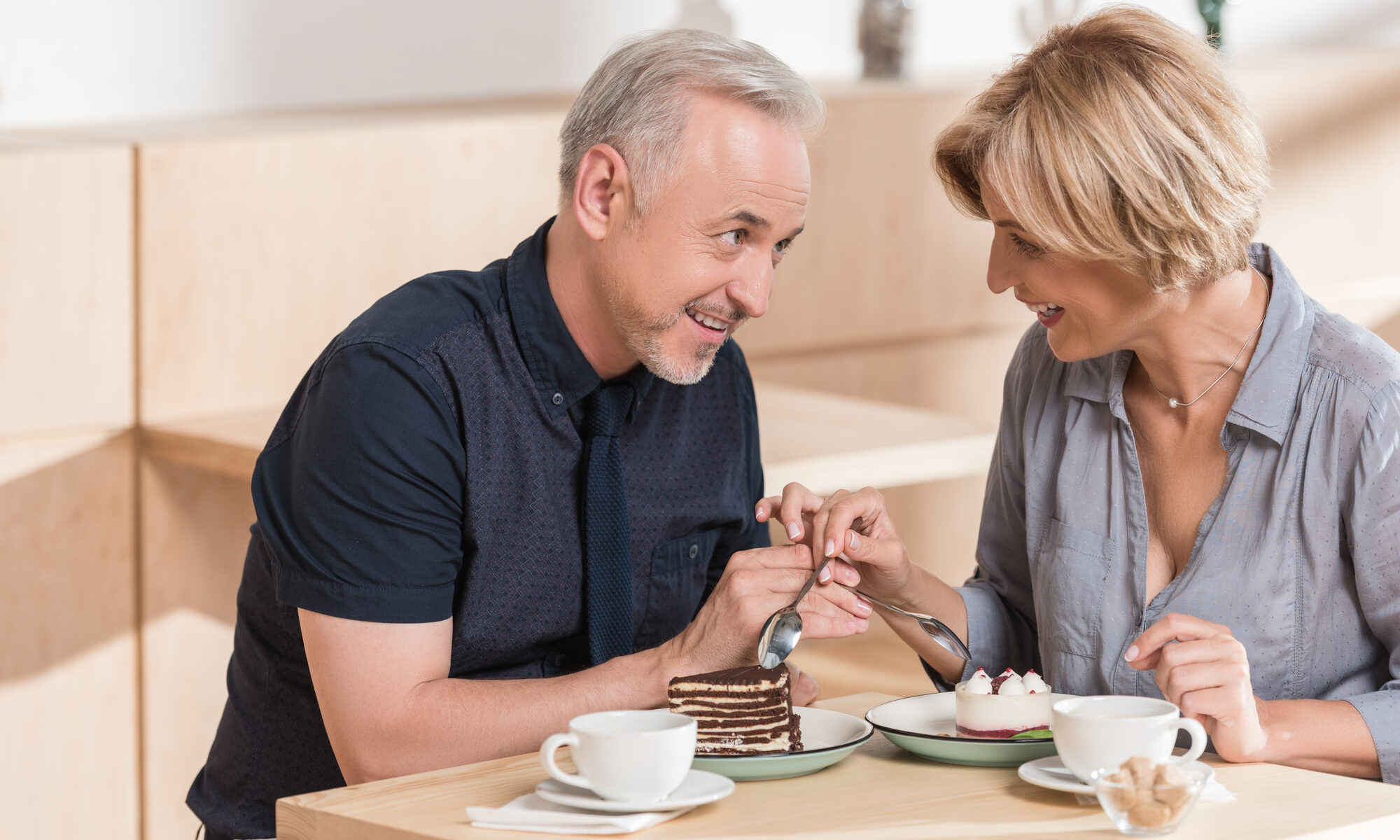 Paar mittleren Alters beim Kaffee trinken