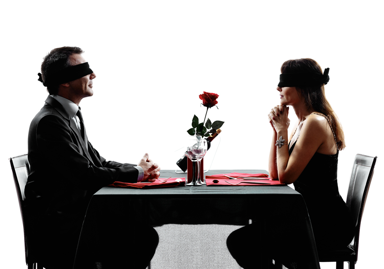 Paar beim Blind Date