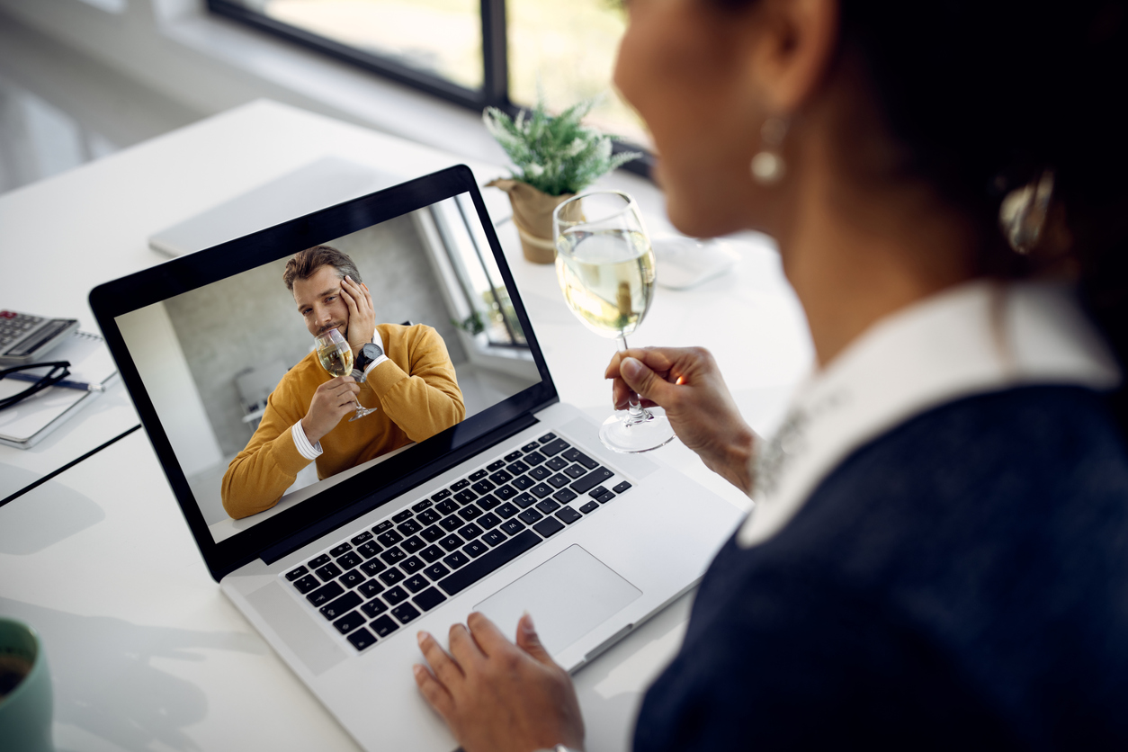 Frau beim online Dating vor dem Laptop