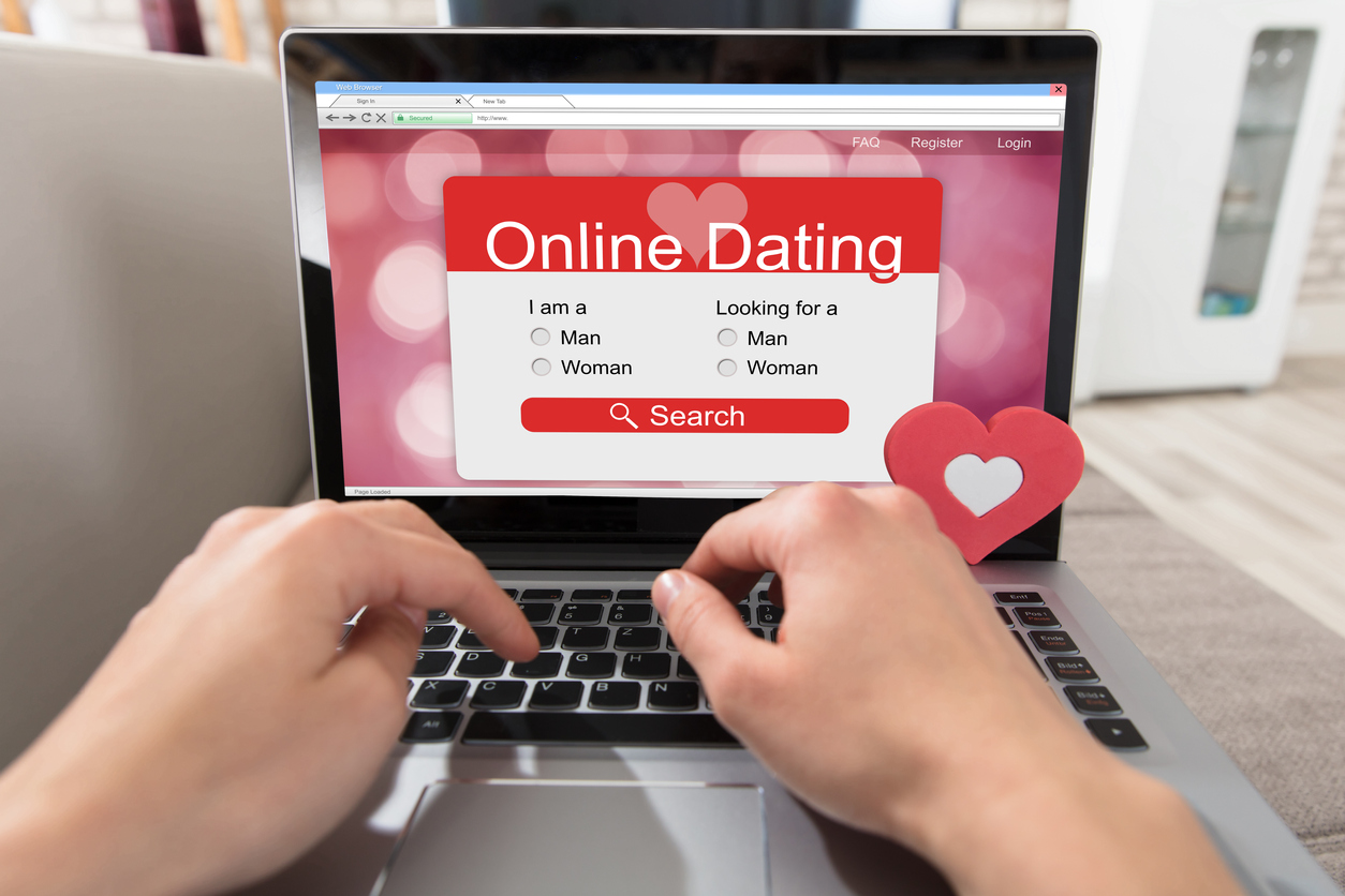 Online-Dating auf em Laptop